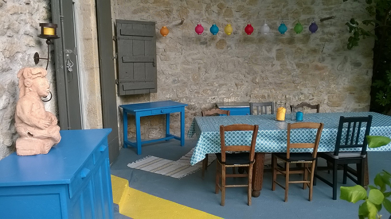 terrasse décorée après les travaux de peinture