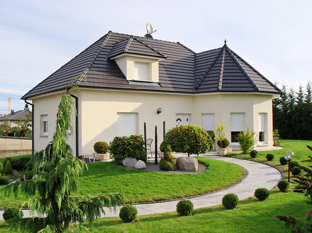 Le chemin conduit le CHI à la porte d'entrée